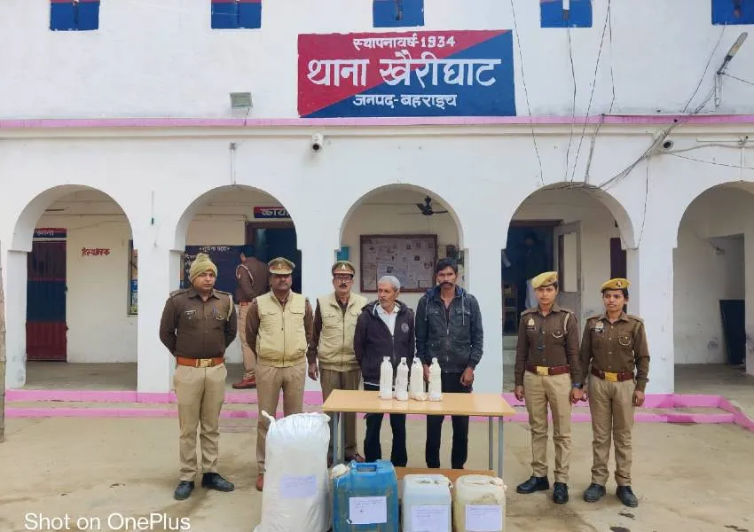 बहराइच: अवैध शराब बनाने का भंडाफोड़ करते हुए पुलिस ने दो को किया गिरफ्तार