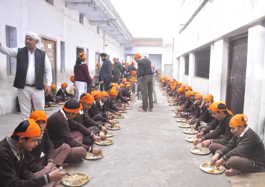 सुल्तानपुर: गुरुद्वारा में सजा कीर्तन दीवान, लोगों ने छका लंगर