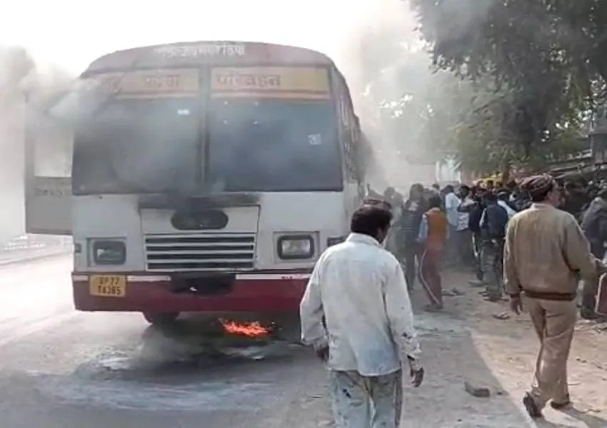 लखनऊ: यूपी परिवहन निगम की चलती बस बनी आग का गोला, शीशा तोड़कर यात्रियों को निकाला गया बाहर 