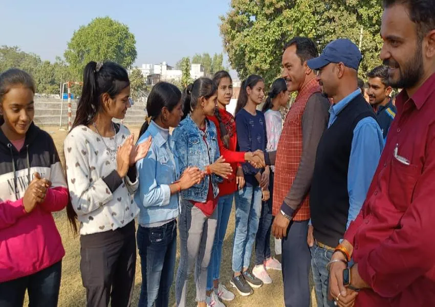 अयोध्या: फुटबाल के महिला वर्ग में शारीरिक शिक्षा व पुरूष में एमबीए बना विजेता