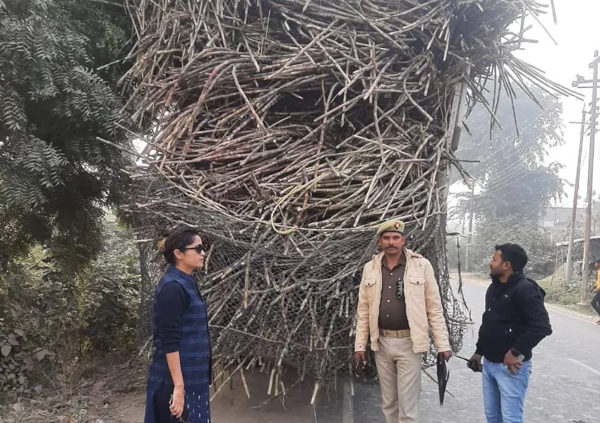 हरदोई: ओवरलोडिंग के खिलाफ एसडीएम ने छेड़ा अभियान, काटे चालान