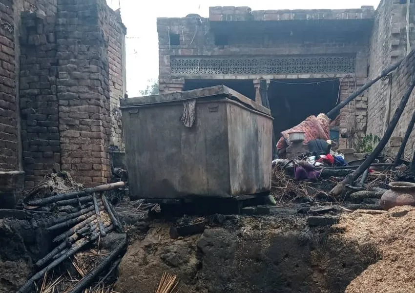 रायबरेली: आग लगने से दो घरों की गृहस्थी जलकर खाक, सो रहे लोगों ने भागकर बचाई जान