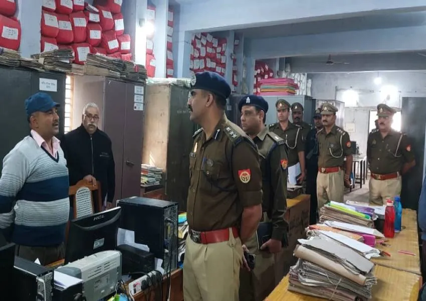 अयोध्या: एसएसपी ने देखे अभिलेख, बेहतर रखरखाव को किया निर्देशित