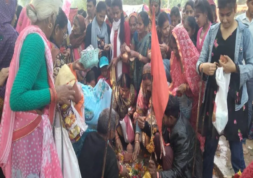 रायबरेली: अश्विन मास के आखिरी मंगलवार को सुहागिनों ने ठाकुर वीर बाबा को कलश चढ़ाकर मांगी मन्नतें