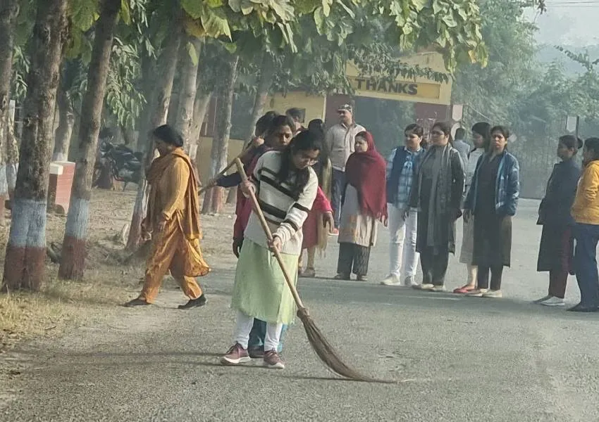 अयोध्या: कृषि विश्वविद्यालय में चलाया गया स्वच्छता अभियान