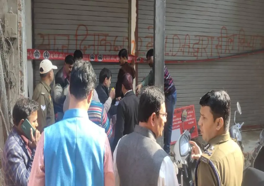   लखनऊ: राजधानी के चौक क्षेत्र में निर्माणाधीन बिल्डिंग को एलडीए ने किया सीज, जानें वजह 