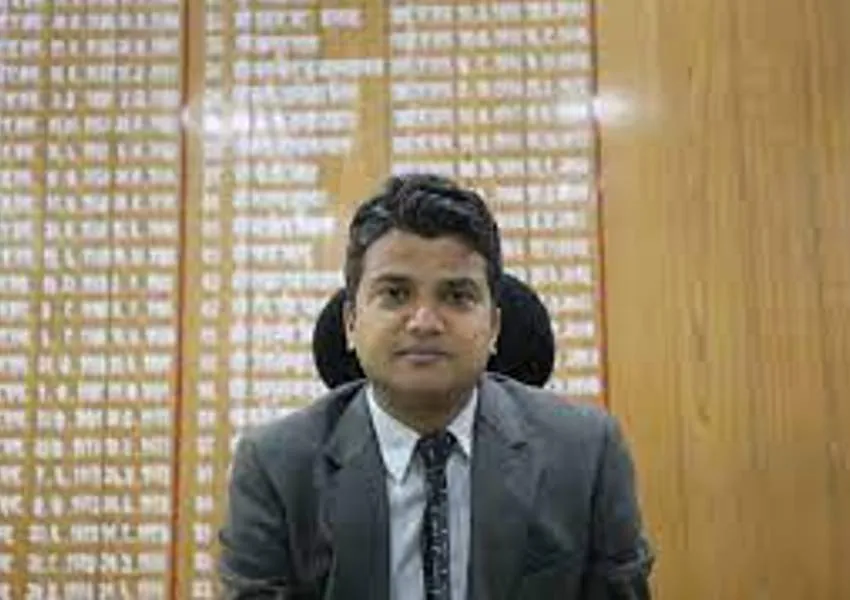 जौनपुर: ठेकेदार के खिलाफ दर्ज किया जाय प्राथमिकी, फर्म को किया जाय ब्लैक लिस्टेड, डीएम ने दिए निर्देश