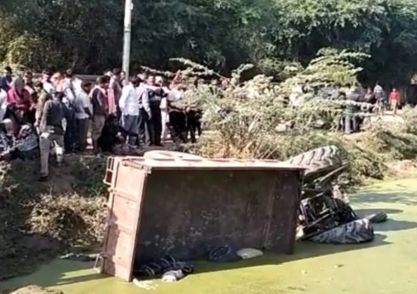 हमीरपुर: भूसा लेने जा रहा ट्रैक्टर-ट्रॉली तालाब में पलटा, एक की मौत, दो घायल