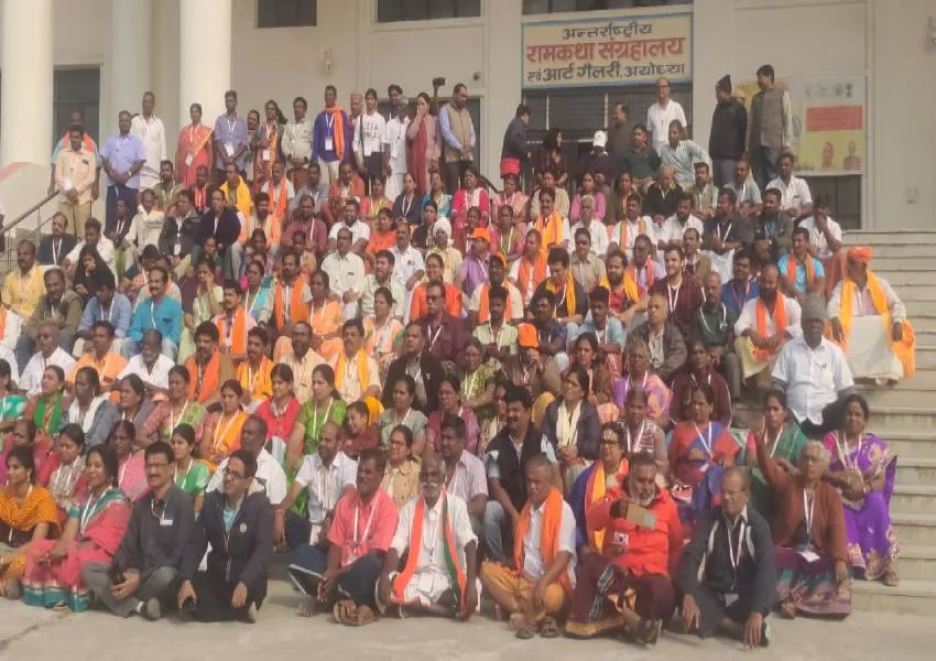  अयोध्या: जन्मभूमि परिसर से निकले अवशेषों को देख भावुक हुए तमिल अतिथि