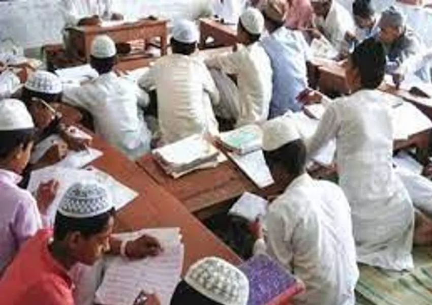 UP: मदरसों में शुक्रवार की छुट्टी को लेकर बड़ा विवाद, जानें क्या है पूरा मामला