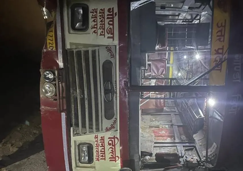 बहराइच: रोडवेज बस अनियंत्रित होकर पलटी, घंटों बाद बहाल हुआ यातायात