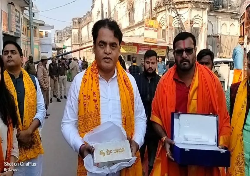 अयोध्या: रामलला को चांदी की ईंट, माता सीता को मिली रेशमी साड़ी, कर्नाटक के मंत्री ने किया दर्शन-पूजन 
