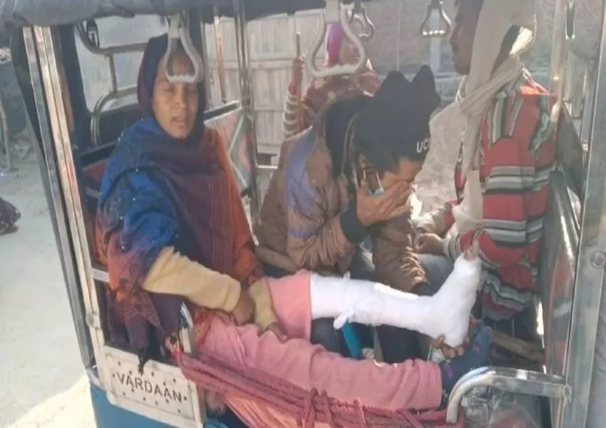 हरदोई: दिव्यांग प्रमाण पत्र बनवाने पहुंची महिला का परीक्षण के दौरान टूटा पैर, लोगों ने किया हंगामा, जानें वजह