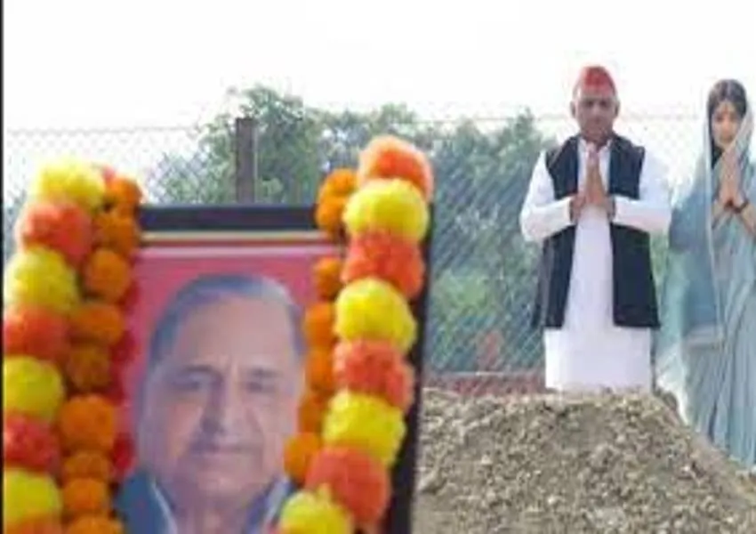 अखिलेश ने पिता मुलायम सिंह की समाधि पर टेका माथा, कहा- यह जीत नेताजी के आशीर्वाद और आदर्श की है
