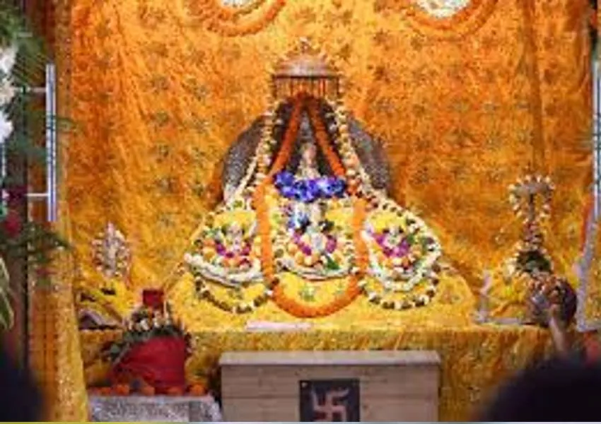 अयोध्या: सर्दी में मखमली रजाई व गर्म कपड़े से सुसज्जित हुए श्रीरामलला