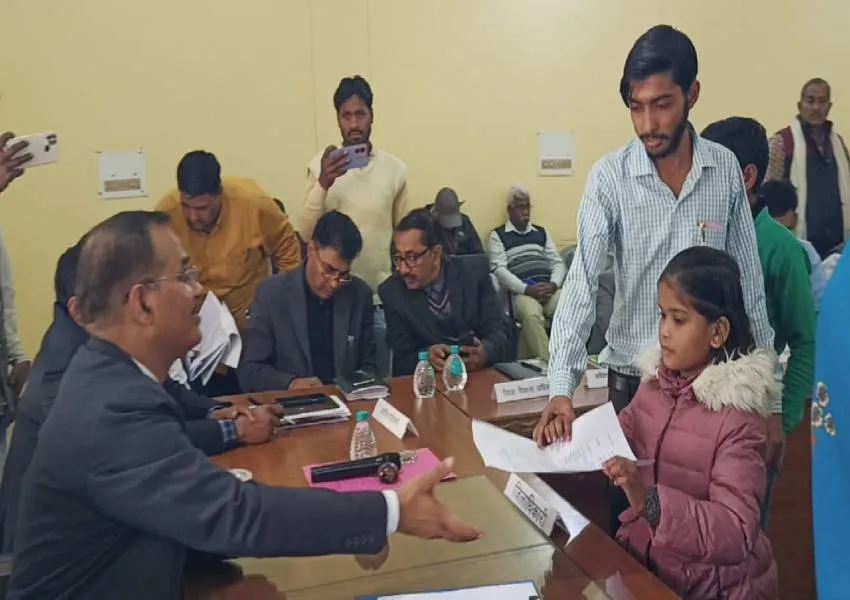 कन्नौज: शौचालय में जाने पर प्रधानाध्यापक ने बच्ची को पीटा, स्कूल से काटा नाम 