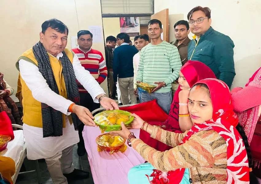 गोंडा: सुशासन दिवस के रूप में मनाया पूर्व प्रधानमंत्री की जयंती, अस्पतालों में मरीजों को बांटे गए फल