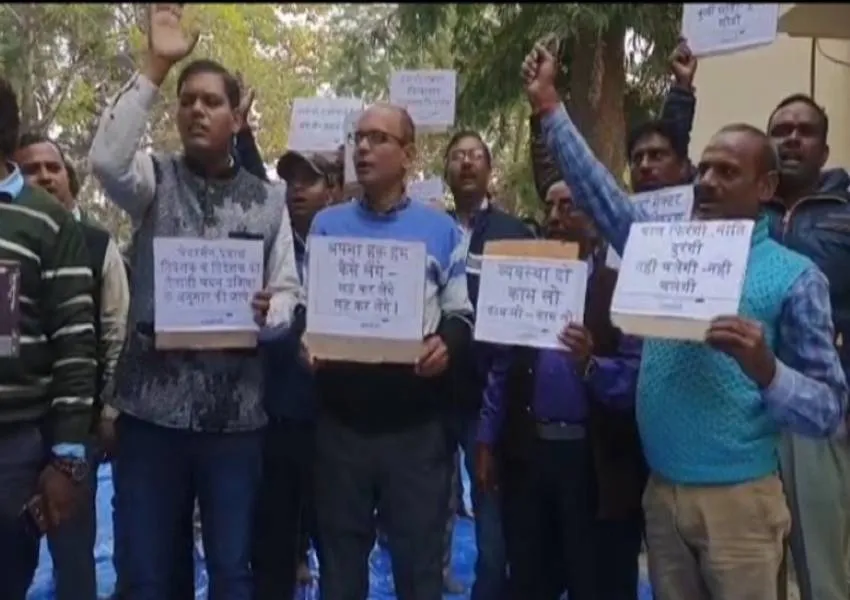 रायबरेली: चौथे दिन भी जारी है बिजली कर्मियों की हड़ताल, सामान्य कामकाज प्रभावित