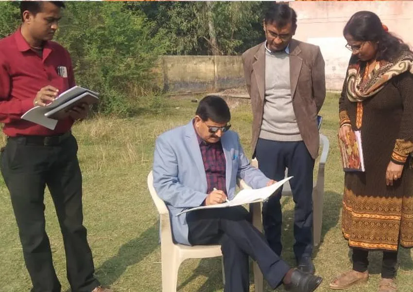 बहराइच: प्राथमिक स्वास्थ्य केंद्रों का सीएमओ ने किया औचक निरीक्षण, अनुपस्थित चिकित्सक का रोका वेतन, मांगा जवाब 