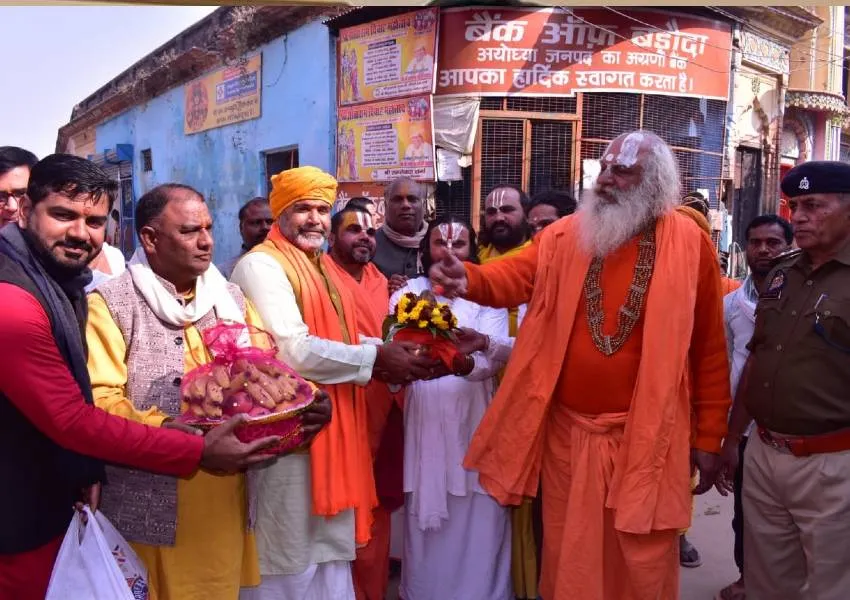 अयोध्या: रामलला का चित्रपट और कलश गर्भगृह में हुआ प्रतिष्ठित, कल निकलेगी शोभायात्रा