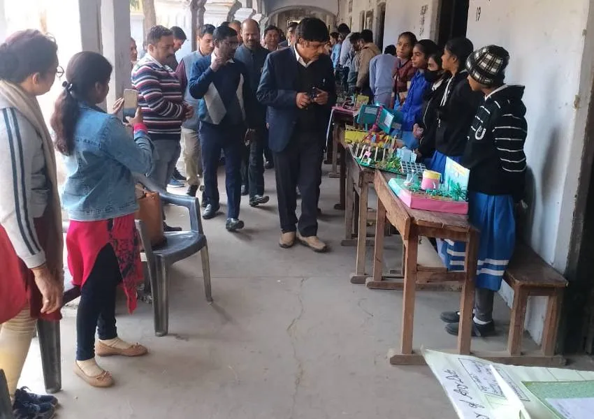 अयोध्या: राजकीय इण्टर कॉलेज में बाल वैज्ञानिकों ने सजाए मॉडल, प्रदर्शनी में 40 विद्यालयों ने किया प्रतिभाग 