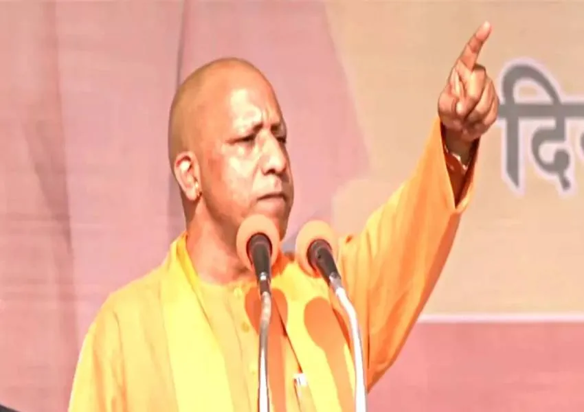 मैनपुरी के रण में गरजे सीएम योगी, समझाया अखिलेश-शिवपाल के समाजवाद का मतलब