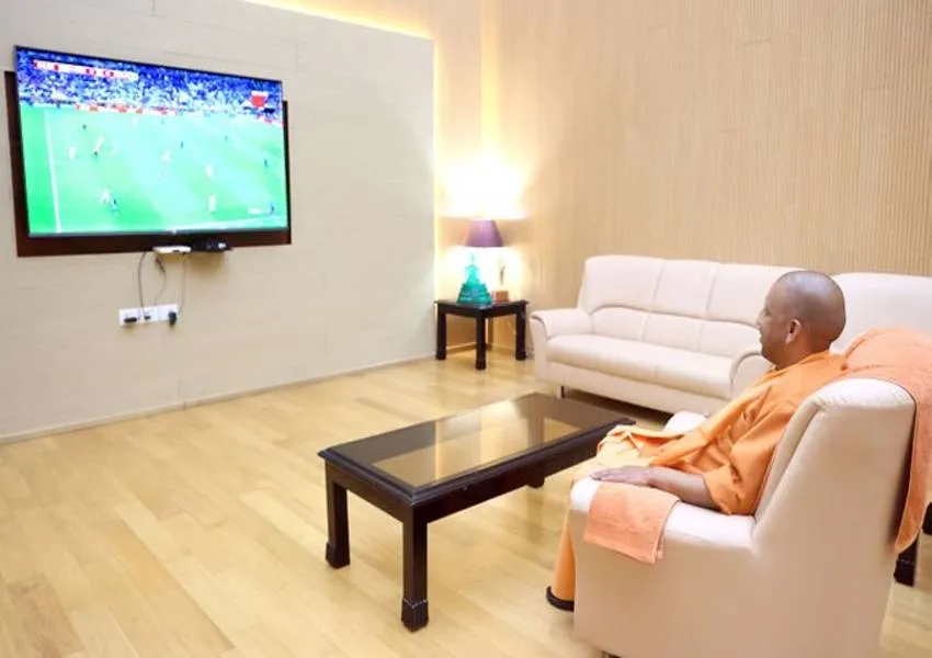 FIFA World Cup 2022: सीएम योगी पर चढ़ा  फीफा वर्ल्ड कप का खुमार, टीवी पर फाइनल मैच देखते शेयर की तस्वीर