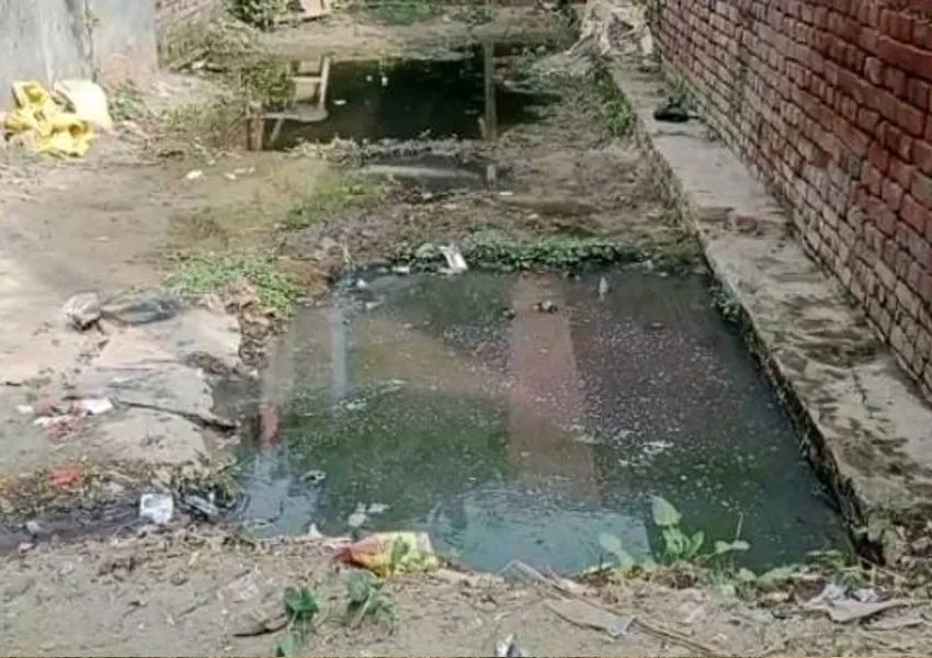 उन्नाव: ''पहले रोड, बाद में वोट'',  नगरवासियों ने किया निकाय चुनाव का बहिष्कार