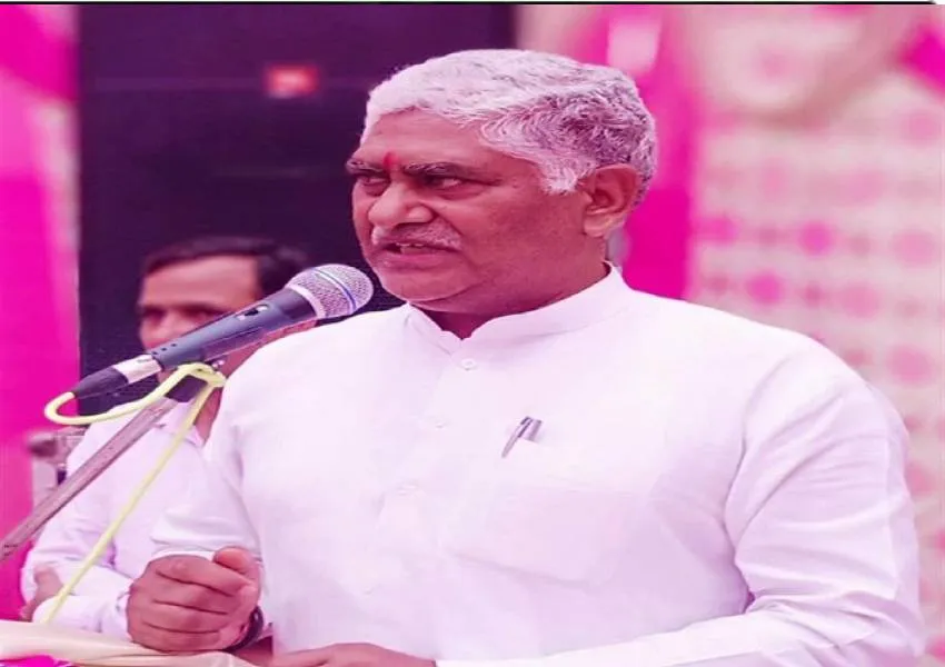 सहारनपुर में मंत्री जसवंत सैनी ने बांटे छात्रों को स्मार्ट फोन और टेबलेट, कहा- सरकार ने अपना वचन पूरा किया 