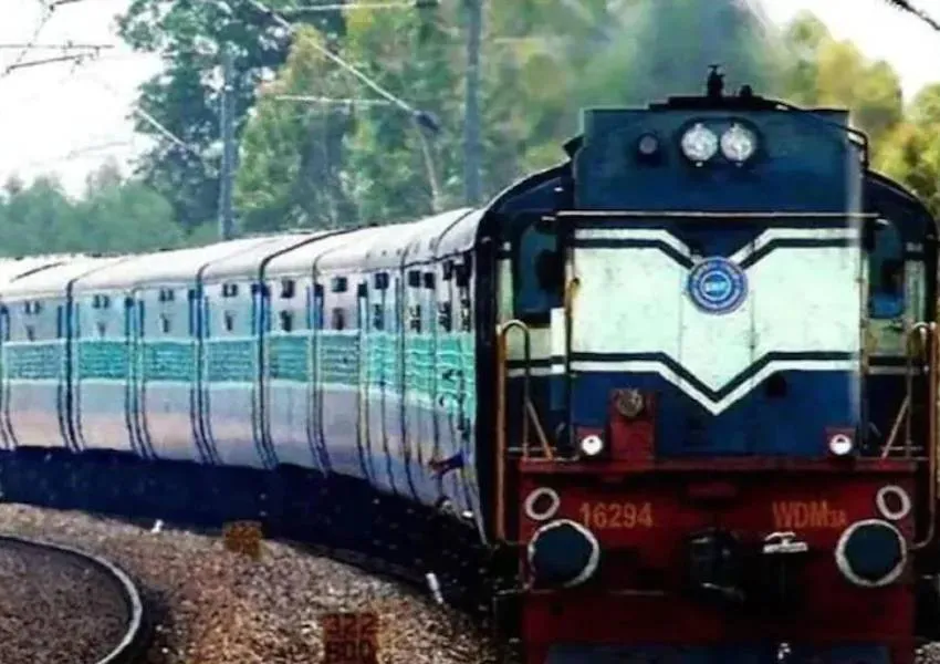 रेल यात्रियों की बढ़ी परेशानी, कोहरे के चलते ट्रेनों का रेंगने का सिलसिला शुरू, घटों विलंब से चल रही ट्रेनें