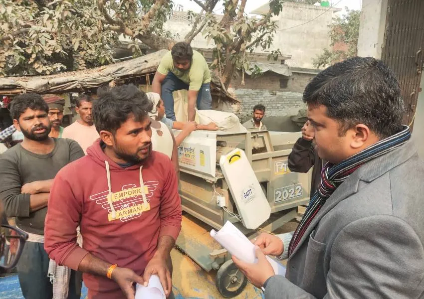 जौनपुर: समाधान दिवस पर पहुंचे डीएम, धान क्रय केंद्र का भी किया निरीक्षण.. गाय को गुड़ खिलाकर पहनाया माला
