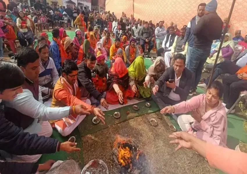 घर वापसी: खुर्जा में क्रिसमस डे पर 100 लोगों ने त्यागा ईसाई धर्म, फिर बने हिंदू