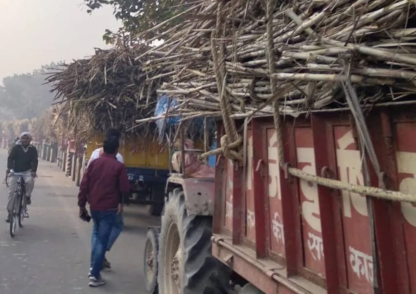 अयोध्या: पेराई ठप होने से गन्ना किसान परेशान, सड़क पर लगी ट्रैक्टर-ट्रलियों की कतार