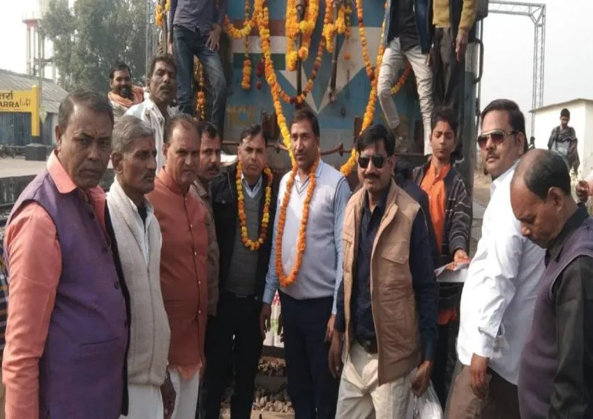 बांदा में ट्रेन की उतारी आरती, लगाया भोग...रेल कर्मियों को किया सम्मानित, जानें वजह 