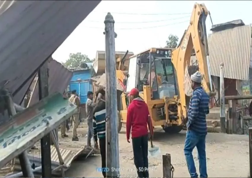 बहराइच: अतिक्रमण पर चला रेलवे का बुलडोजर, व्यापारियों में रोष