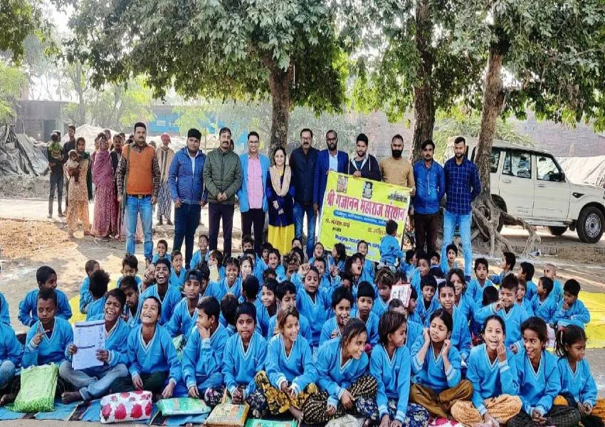 अयोध्या: खाकी वाले गुरुजी के स्कूल में बच्चों को बांटे गए स्वेटर