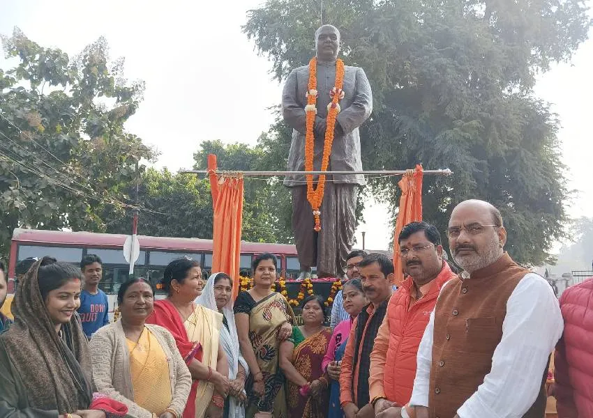 अयोध्या: डॉ. श्यामा प्रसाद मुखर्जी की प्रतिमा का हुआ अनावरण, सांसद लल्लू सिंह ने दी शुभकामनाएं