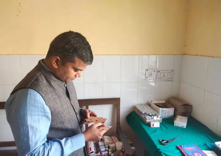 जौनपुर: जिलाधिकारी के औचक निरीक्षण में नदारद मिले चिकित्साधिकारी, जताई नाराजगी