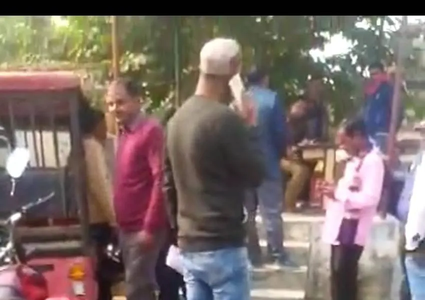 अंबेडकरनगर: एआरटीओ ऑफिस में भाजपा नेता ने आरआई को दी थप्पड़ मारने की धमकी, वीडियो वायरल