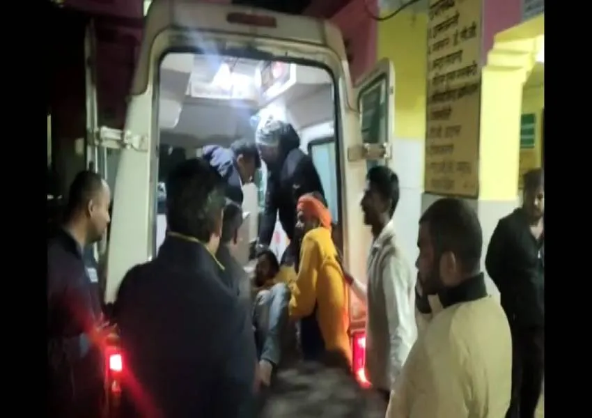 अयोध्या: नगर निगम की जेसीबी ने बाइक सवार को मारी टक्कर, दो की हालत गंभीर 