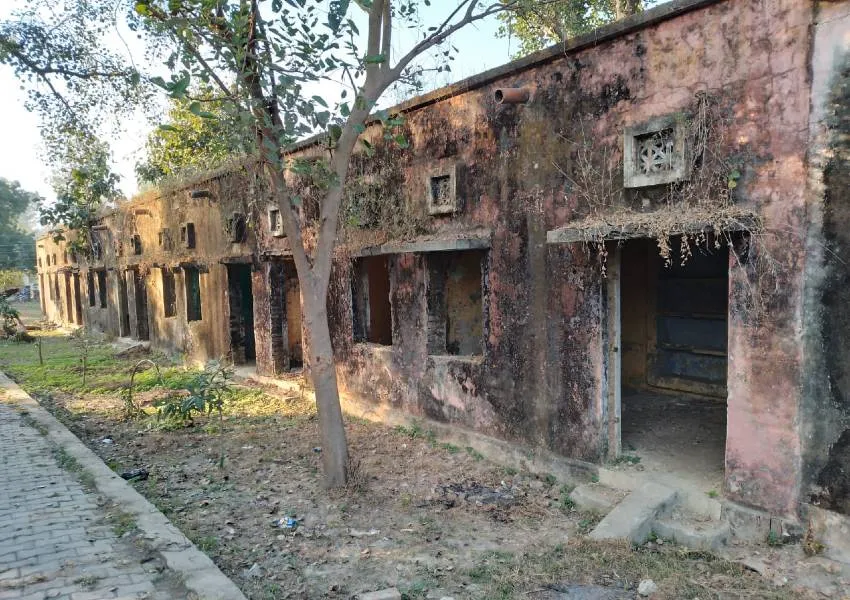 अयोध्या: जब खंडहर में तब्दील आवास, अफसर व कर्मचारी कैसे करें निवास 