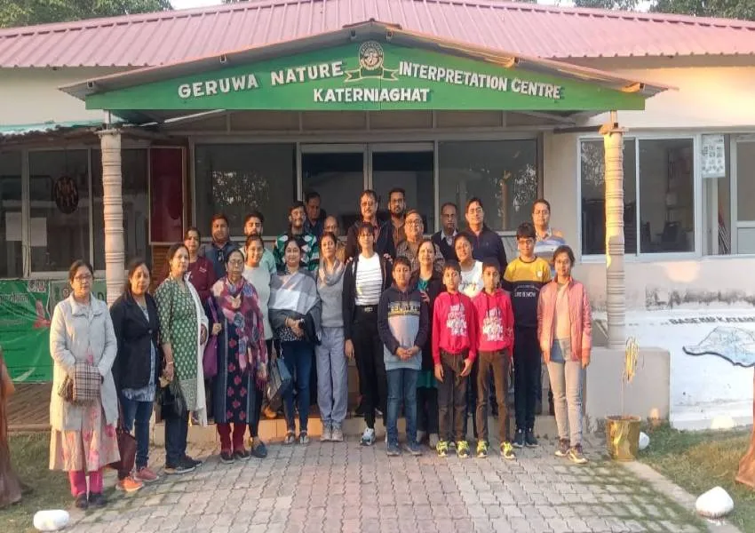 बहराइच: लखनऊ से 50 पर्यटकों का दल पहुंचा कतर्नियाघाट, केक काटकर सेलिब्रेट किया शादी की सालगिरह