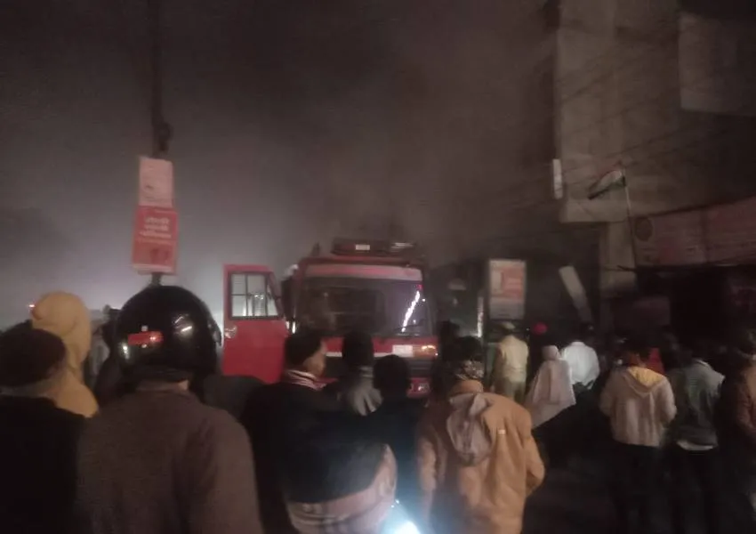 लखनऊ: बेकरी में लगी आग, कड़ी मशक्कत के बाद दमकल कर्मियों ने पाया काबू 