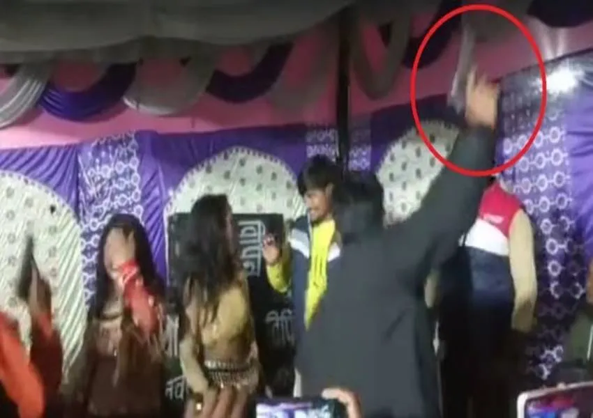 गोरखपुर: ''कमरिया करे लपालप'' गाने पर तमंचे के साथ जमकर नाचे किशोर, वीडियो वायरल 