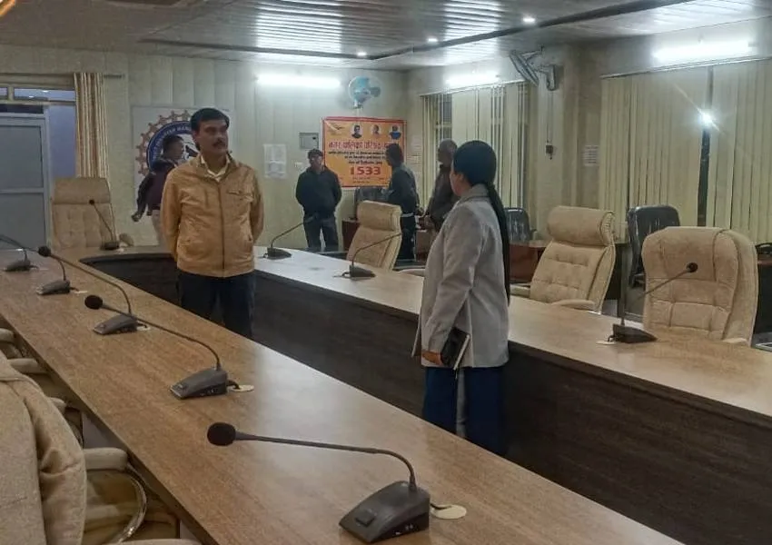 हरदोई: जिले में कोविड कंट्रोल रूम हुए सक्रिय, डीएम ने किया कमांडसेंटर का निरीक्षण 