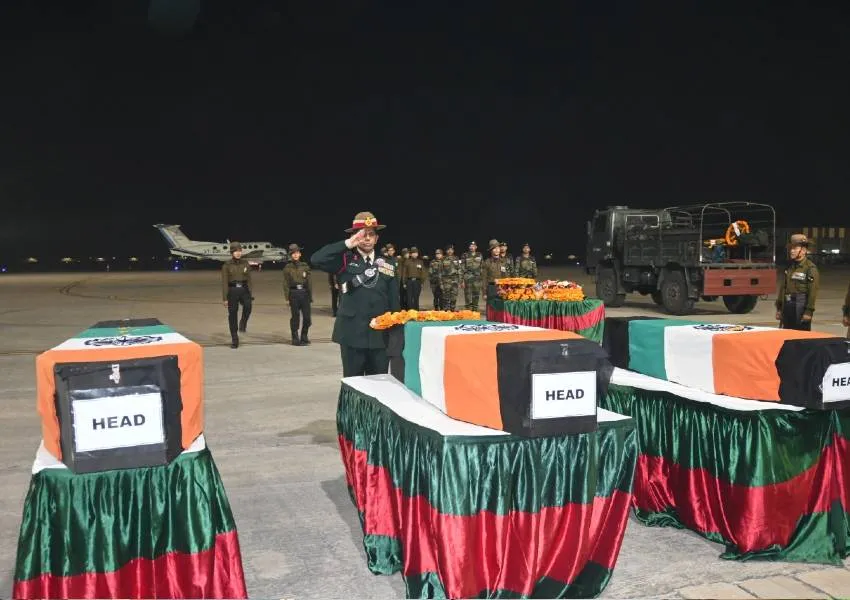 सिक्किम हादसा: UP के शहीद जवानों का पार्थिव शरीर पहुंचा लखनऊ एयरपोर्ट, राजकीय सम्‍मान के साथ होगा अंतिम संस्‍कार