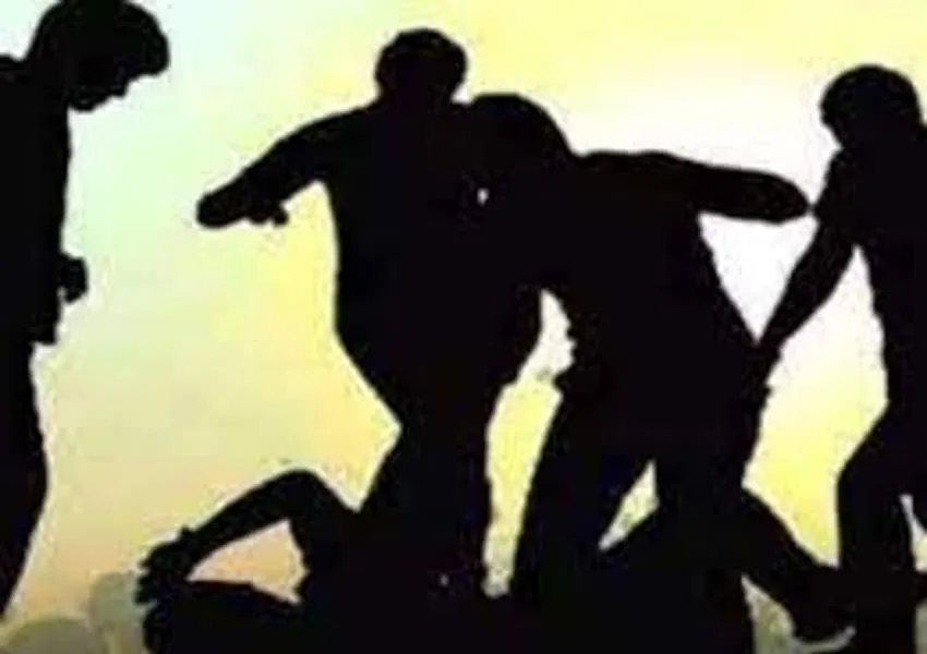 अंबेडकरनगर में क्रय केंद्र प्रभारी को पीटकर किया लहूलुहान, जबरन धान तौल कराने को लेकर हुआ विवाद