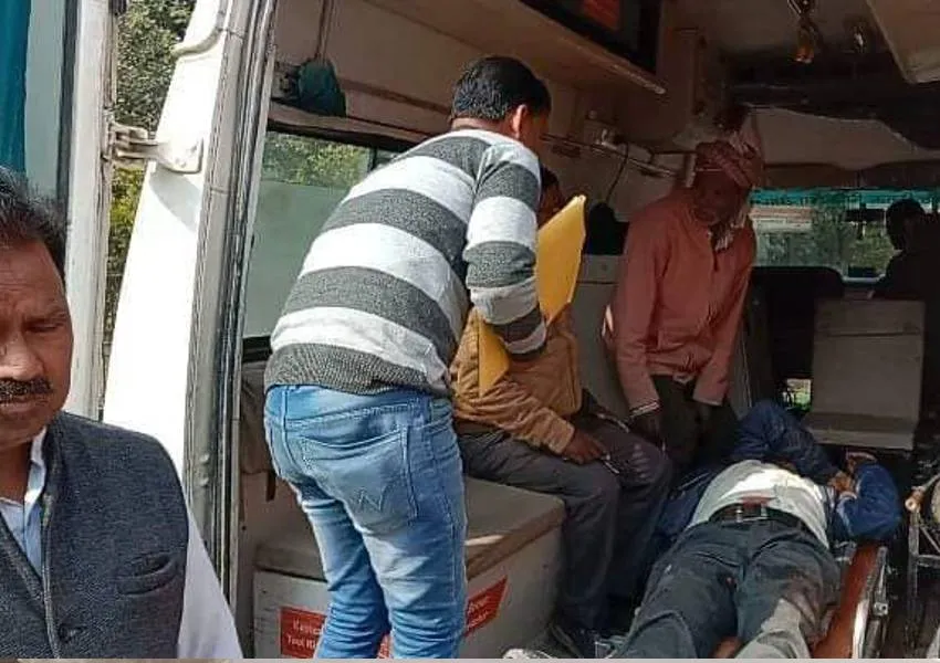 अयोध्या: अधेड़ को टक्कर मारने के बाद पलटा ई-रिक्शा, पांच घायल