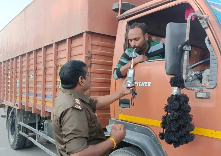 बहराइच: पुलिस ने ब्रेथलाइजर मशीन लगाकर वाहन चालकों में जांची मादक द्रव्य के सेवन की स्थिति