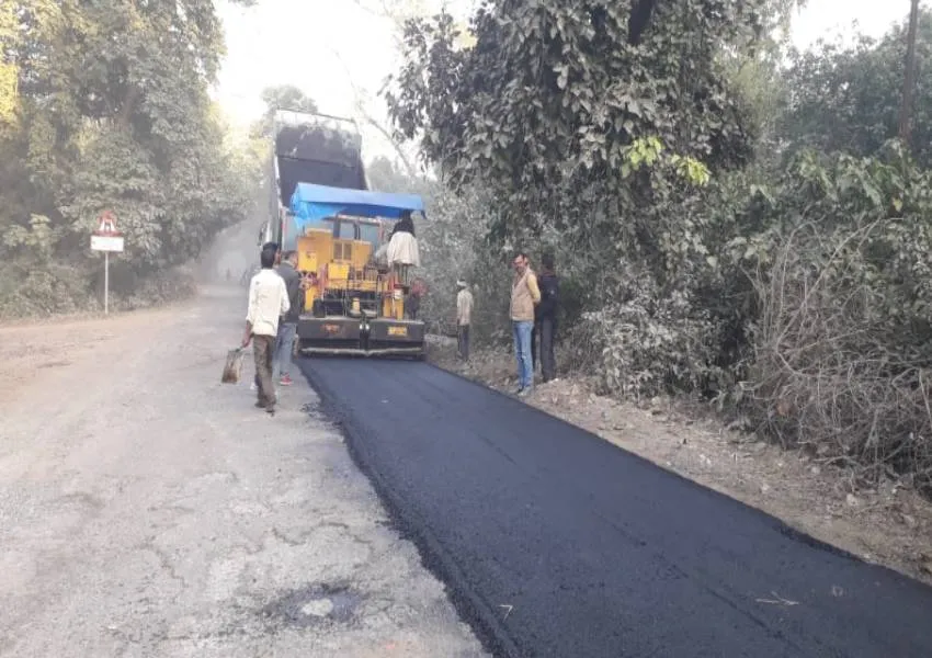 बहराइच: आम्बा-गिरिजापुरी जर्जर सड़क के बहुरेंगे दिन, शुरू हुआ नवीनीकरण का कार्य